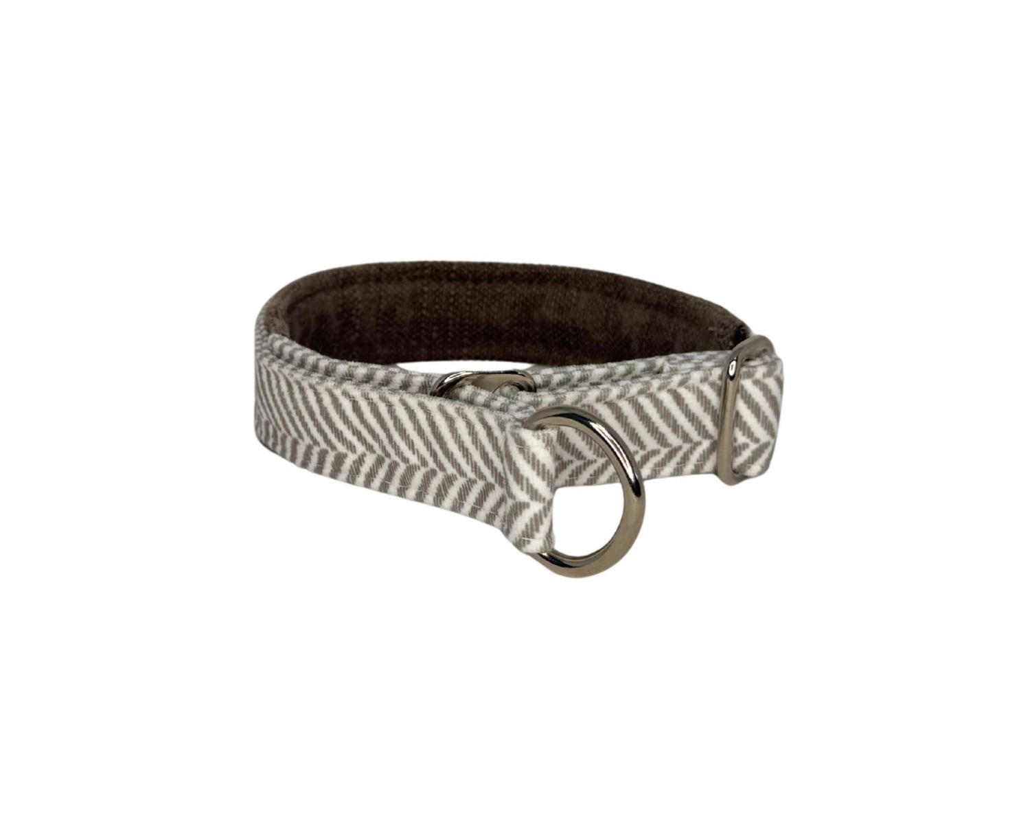 Dog collar with a herringbone pattern on a white background
